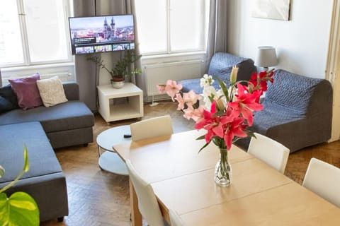 Bed, TV and multimedia, Living room, Seating area, Evening entertainment, Bedroom, wardrobe