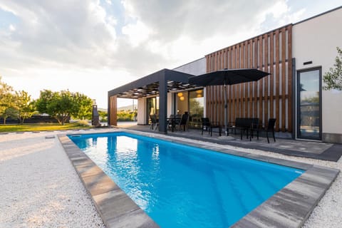 Property building, Day, Pool view, Swimming pool