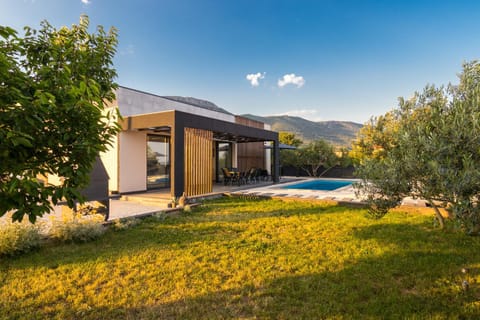 Property building, Spring, Day, Natural landscape, Garden, Garden view, Mountain view, Pool view, Swimming pool