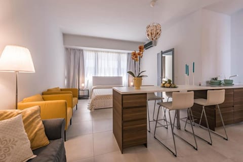 Bed, Dining area
