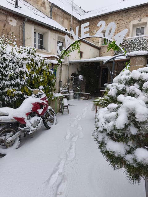 Property building, Restaurant/places to eat