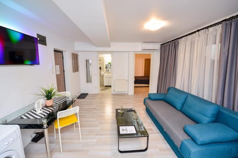 TV and multimedia, Living room, Seating area, Evening entertainment