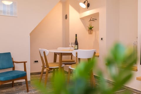 Seating area, Dining area