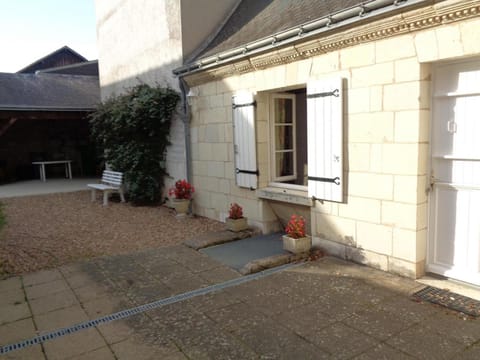 Maison tourangelle restaurée, 3 chambres, jardin clos, village viticole, proche loisirs et équipements bébé - FR-1-381-236 House in Centre-Val de Loire