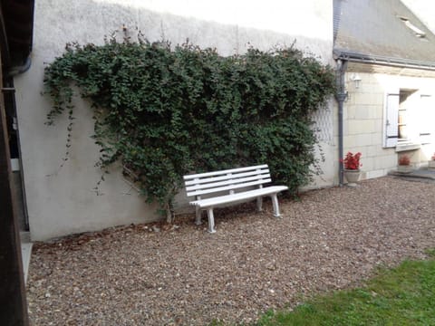 Maison tourangelle restaurée, 3 chambres, jardin clos, village viticole, proche loisirs et équipements bébé - FR-1-381-236 House in Centre-Val de Loire