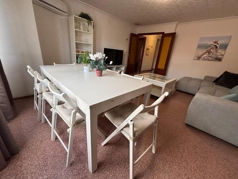 Piso Grande Amplio para grandes grupos 4 Dormitorios 2 baños,Asc 4AC y WIFI Apartment in Alicante