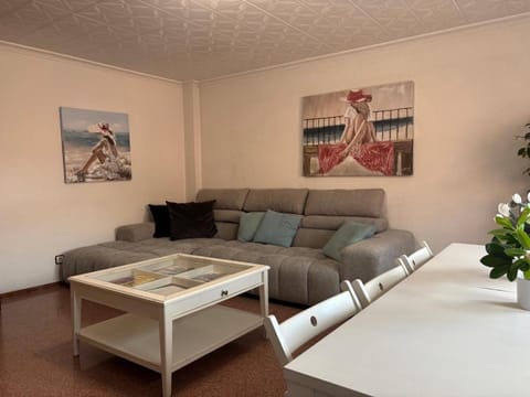 Piso Grande Amplio para grandes grupos 4 Dormitorios 2 baños,Asc 4AC y WIFI Apartment in Alicante