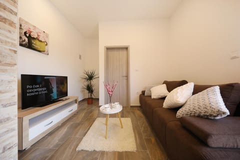 Communal lounge/ TV room, TV and multimedia, Living room, Seating area, Evening entertainment