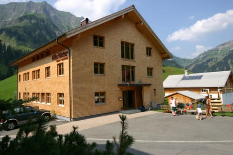 Property building, Facade/entrance, Neighbourhood, Mountain view, Parking