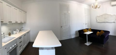 Kitchen or kitchenette, Living room, Seating area, Dining area, Communal kitchen