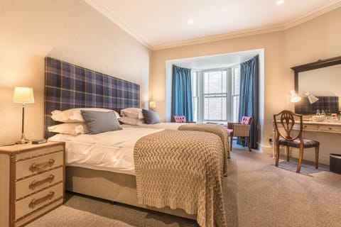 Shower, Bathroom, Coffee/tea facilities, Seating area, Bedroom