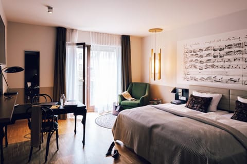 Bed, Photo of the whole room, Seating area, Dining area