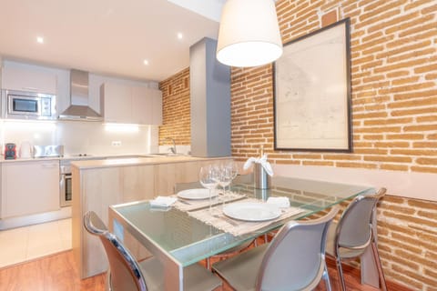 Kitchen or kitchenette, Dining area, minibar, stove