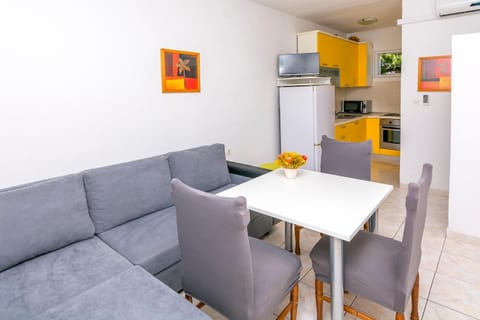 TV and multimedia, Kitchen or kitchenette, Seating area, Dining area, microwave, oven, stove, air conditioner