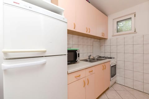 Kitchen or kitchenette, microwave, oven, stove