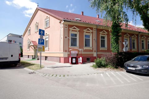 Facade/entrance
