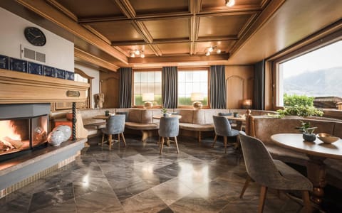 Lounge or bar, fireplace