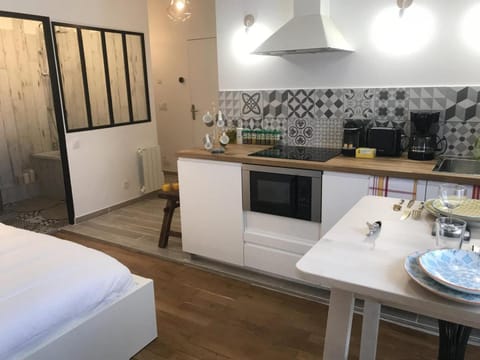 Kitchen or kitchenette, Dining area, stove