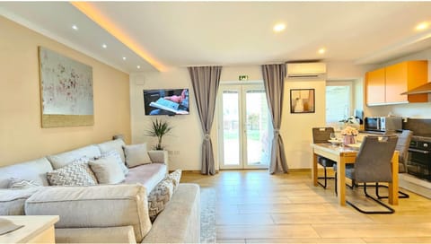TV and multimedia, Living room, Seating area, Dining area