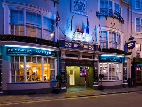 Facade/entrance, Night, Decorative detail