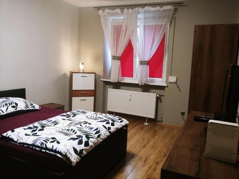 Bed, TV and multimedia, Photo of the whole room, Bedroom, wardrobe