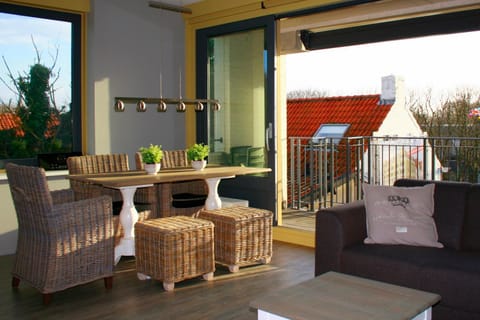 Day, Balcony/Terrace, Living room, Dining area, City view