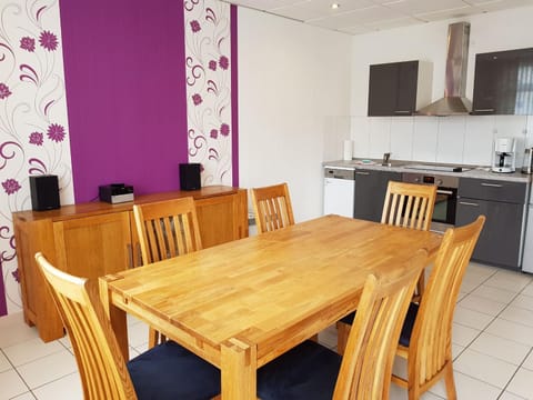 Coffee/tea facilities, Kitchen or kitchenette, Seating area, Dining area