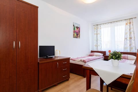 Bed, TV and multimedia, Photo of the whole room, wardrobe