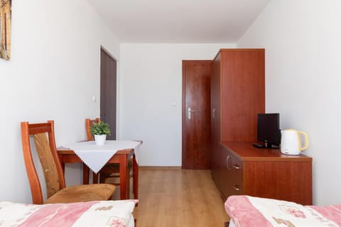 Bed, TV and multimedia, Photo of the whole room, Bedroom, wardrobe