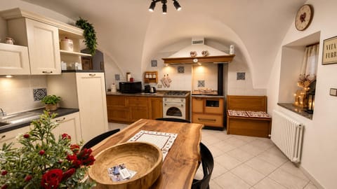 Coffee/tea facilities, Kitchen or kitchenette, Dining area, dishwasher, oven, pet friendly, stove, toaster, kitchen