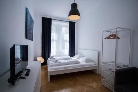 Bed, Day, TV and multimedia, Bedroom