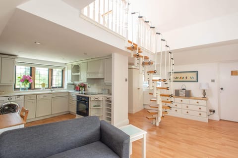 Kitchen or kitchenette, Living room, Seating area, Dining area, pet friendly, stove