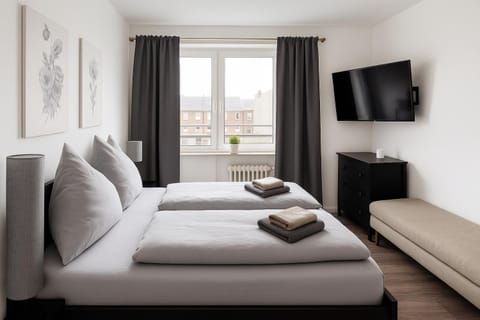 Bed, TV and multimedia, Bedroom, towels