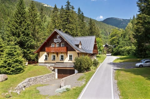 Property building, Spring, Day, Neighbourhood, Natural landscape, Mountain view, Parking