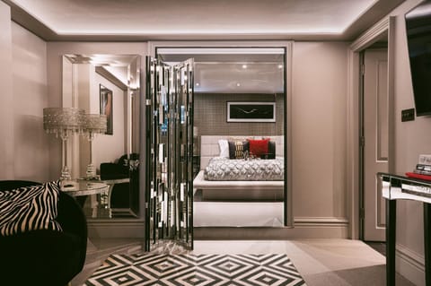 Bed, TV and multimedia, Living room, Seating area, Bedroom