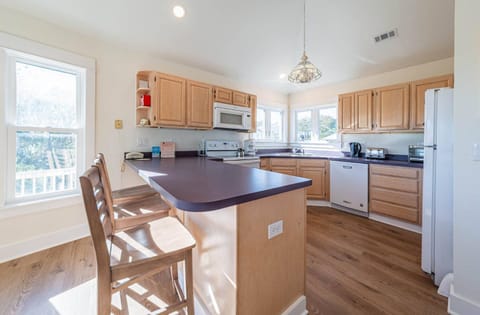 Dolphin's Song -Corolla, Villages at Ocean Hill, 350 Yds to Beach, Pets OK, Hot Tub, Community Pools House in Corolla