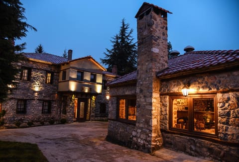 Communal lounge/ TV room, Facade/entrance, Garden, Lounge or bar, Garden view, Landmark view, Mountain view