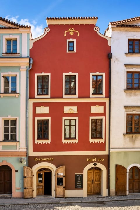Property building, Restaurant/places to eat, Breakfast