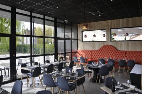 Restaurant/places to eat, Dining area