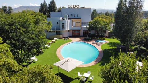 Property building, Garden, Garden view, Swimming pool