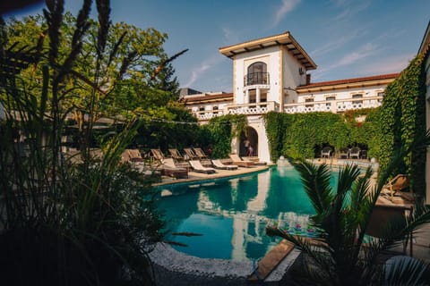 Property building, Day, Garden, Garden view, Pool view
