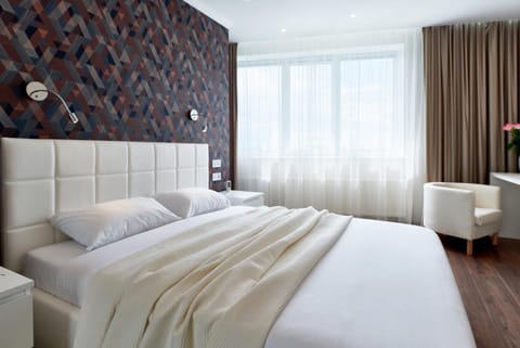 Spring, Bed, Day, Night, People, Winter, Summer, Bedroom, Autumn, On site, Text overlay, Area and facilities, Seasons, Time of day, Location, Sunrise, Sunset, Certificate/Award