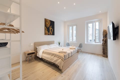 Bed, TV and multimedia, Photo of the whole room, Bedroom