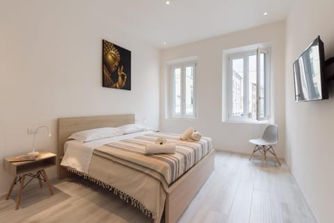 Bed, TV and multimedia, Photo of the whole room, Bedroom