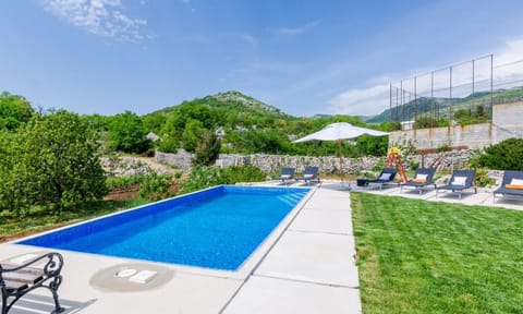Day, Natural landscape, Garden, Mountain view, Pool view, Swimming pool, sunbed