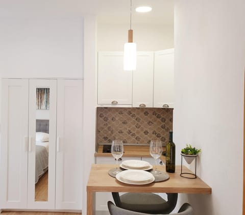 Kitchen or kitchenette, Dining area