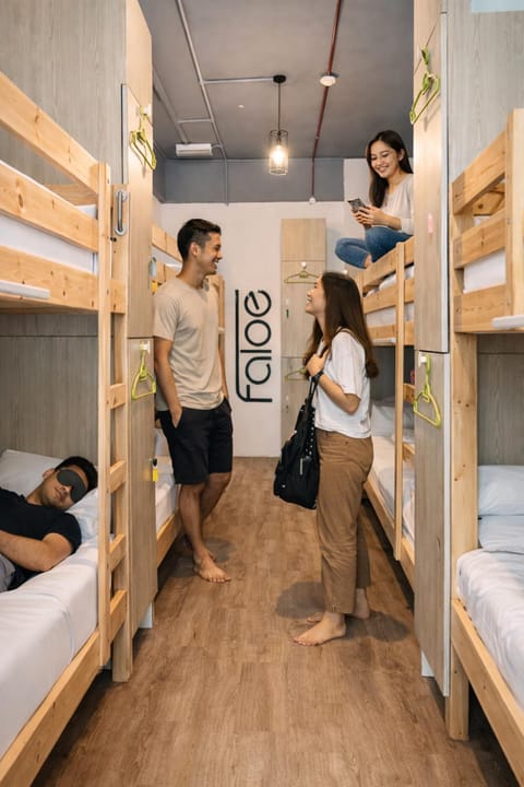 Bed, People, Photo of the whole room, Bedroom, group of guests, bunk bed, air conditioner
