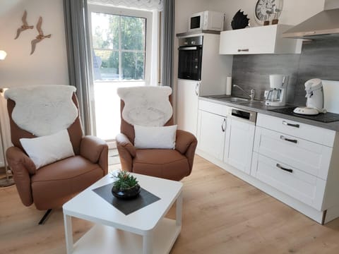 Coffee/tea facilities, Kitchen or kitchenette, Living room, Seating area