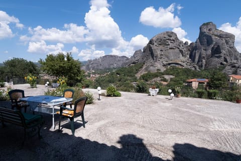Majestic view Home just under Meteora Unesco Site House in Kalabaka