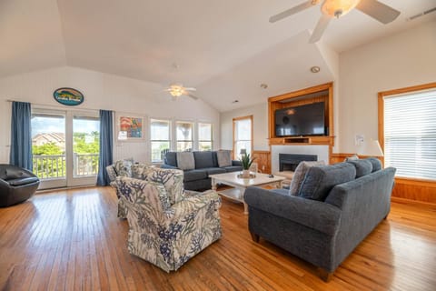 Carolina Dreamin' - Nags Head, Private Beach Access w/Parking Passes, Pool, Hot Tub, Pool Table, Pets OK House in Roanoke Island